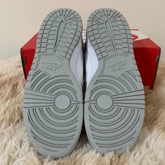 Nike Dunk Low Gray Fog, this is a pair of women's sneakers.